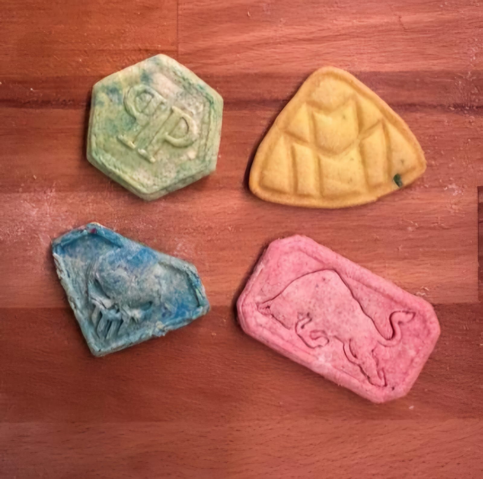 Serviervorschlag Keksausstecher „XTC-Pillenformen“ – 5 Ecstasy Motive im Set oder einzeln 🍪💊