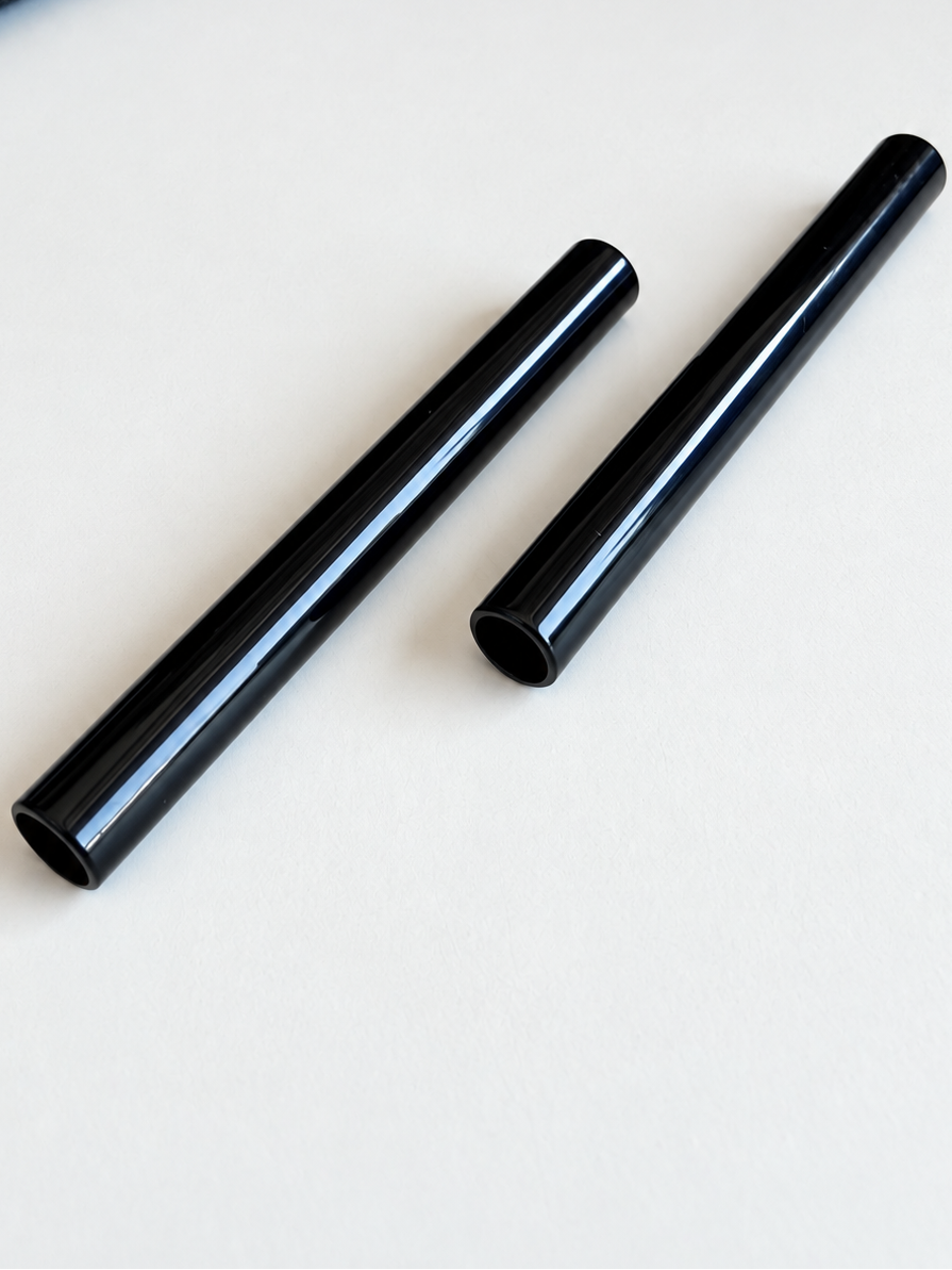 Detailansicht schwarzer Metall Röhrchen mit glänzender Oberfläche
