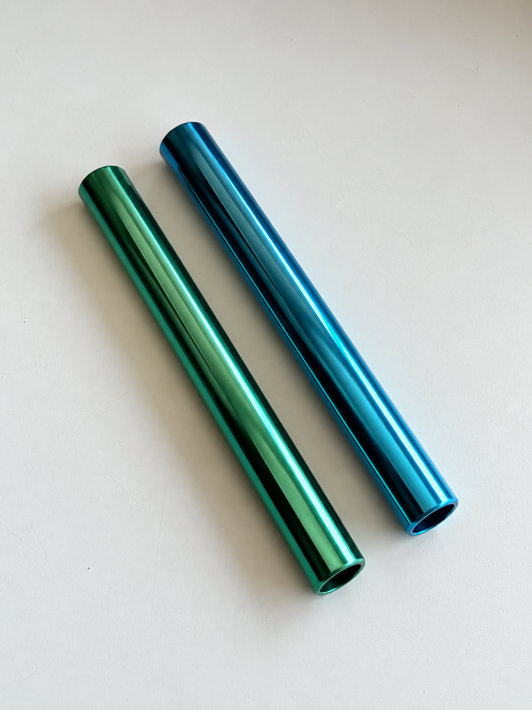 Zwei glänzende Aluminium Zieh-Röhrchen in Babyblau und Türkis