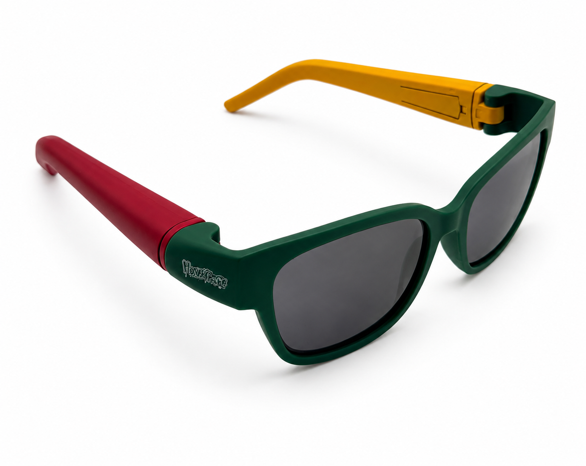 Grüne Sonnenbrille mit roten und gelben Bügeln in seitlicher Schrägansicht.