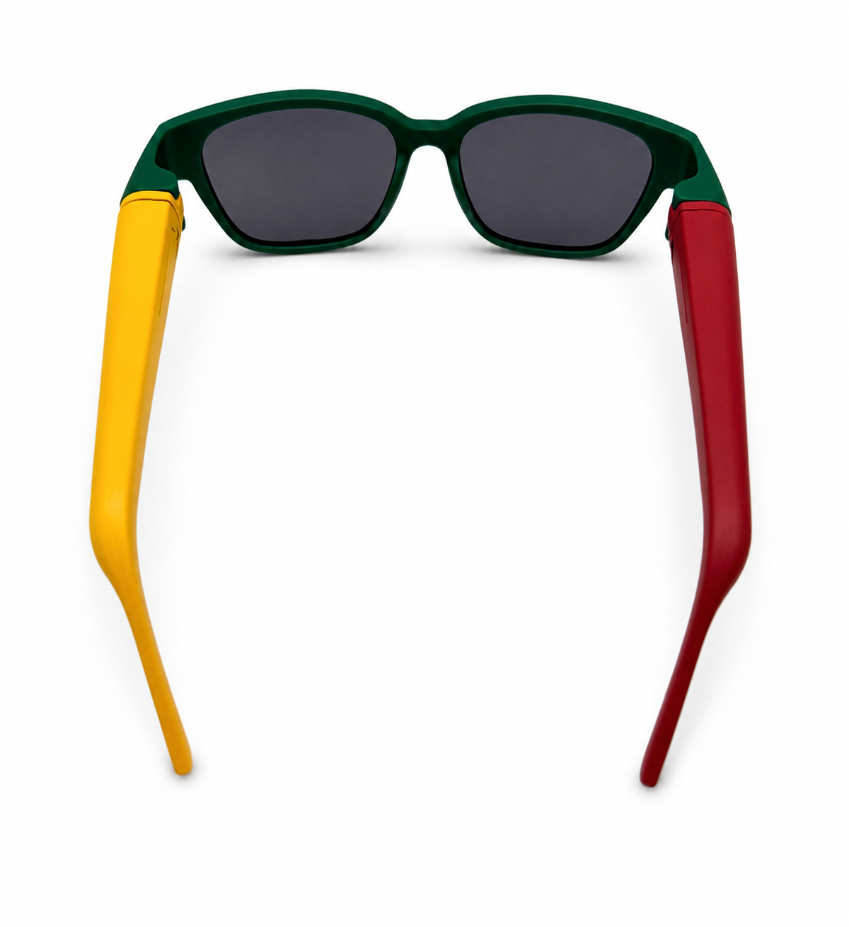 Sonnenbrille von hinten mit grünem Rahmen und nach unten ausgerichteten gelben und roten Bügeln.