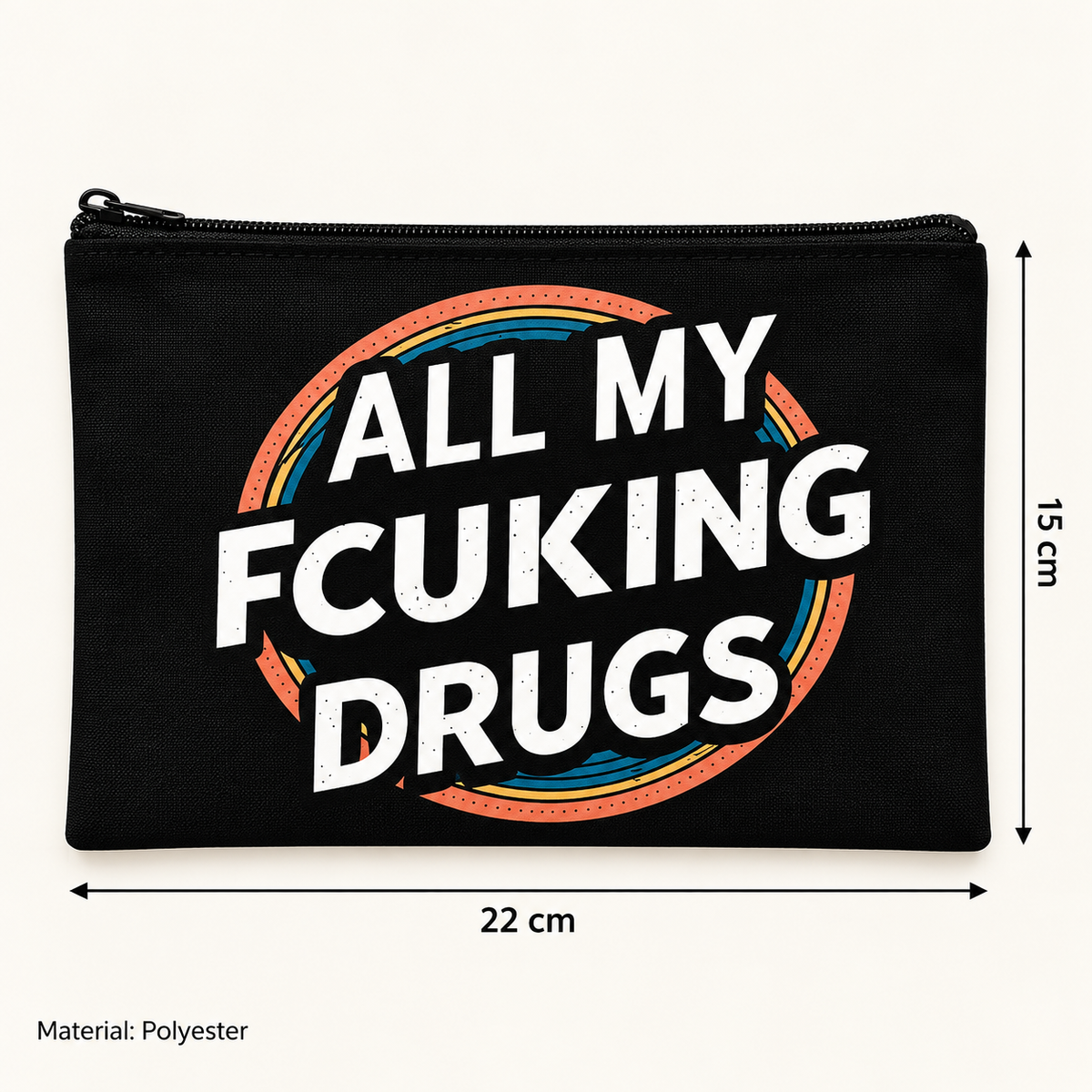Schwarze Kosmetiktasche mit Aufdruck „ALL MY FCUKING DRUGS“, Maßangaben 22 × 15 cm und Materialangabe Polyester