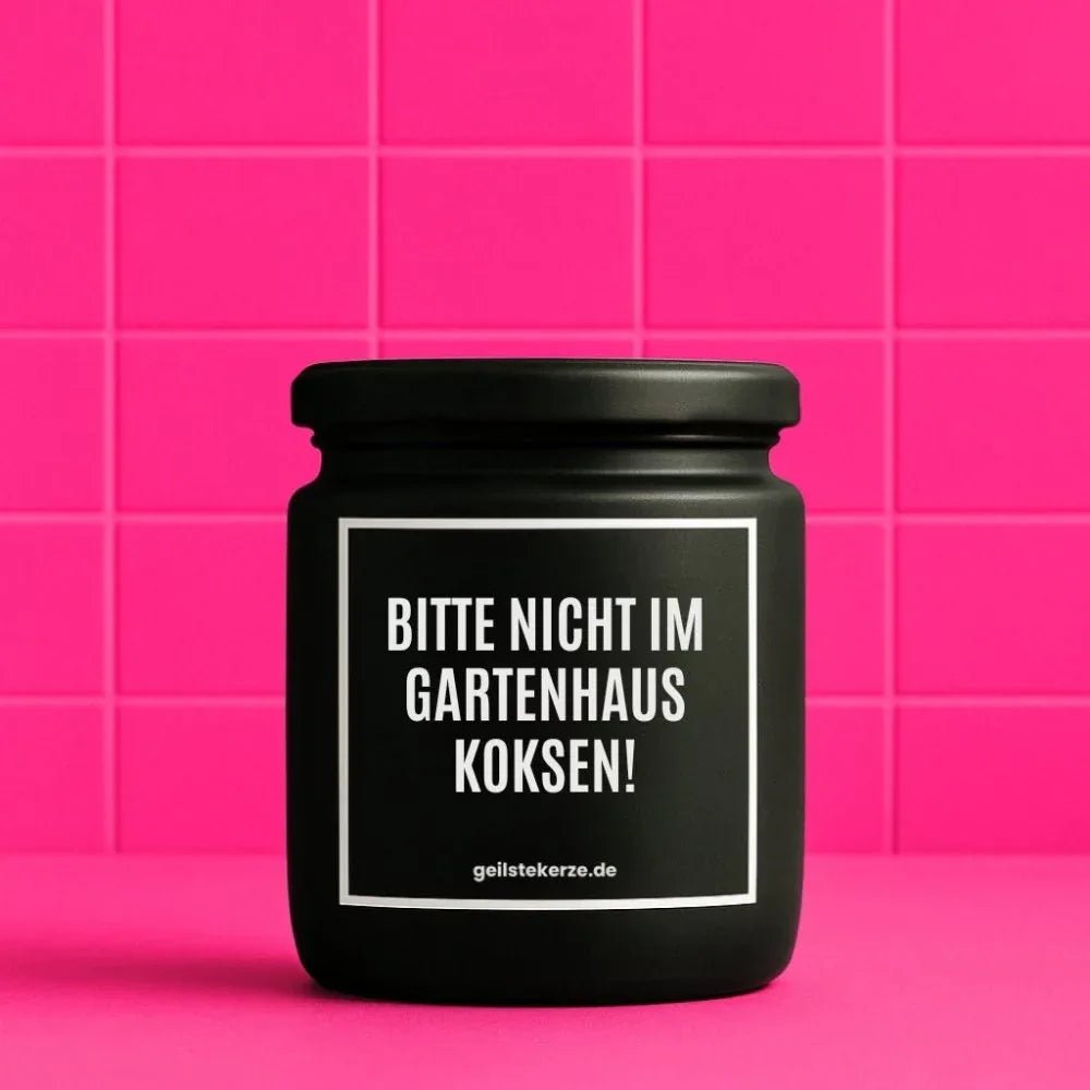 Duftkerze „BITTE NICHT IM GARTENHAUS KOKSEN!“ von geilstekerze – Ansicht 1