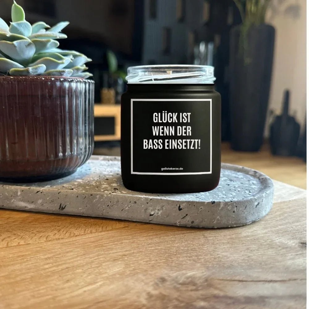 Duftkerze „GLÜCK IST WENN DER BASS EINSETZT!“ von geilstekerze – Ansicht 2