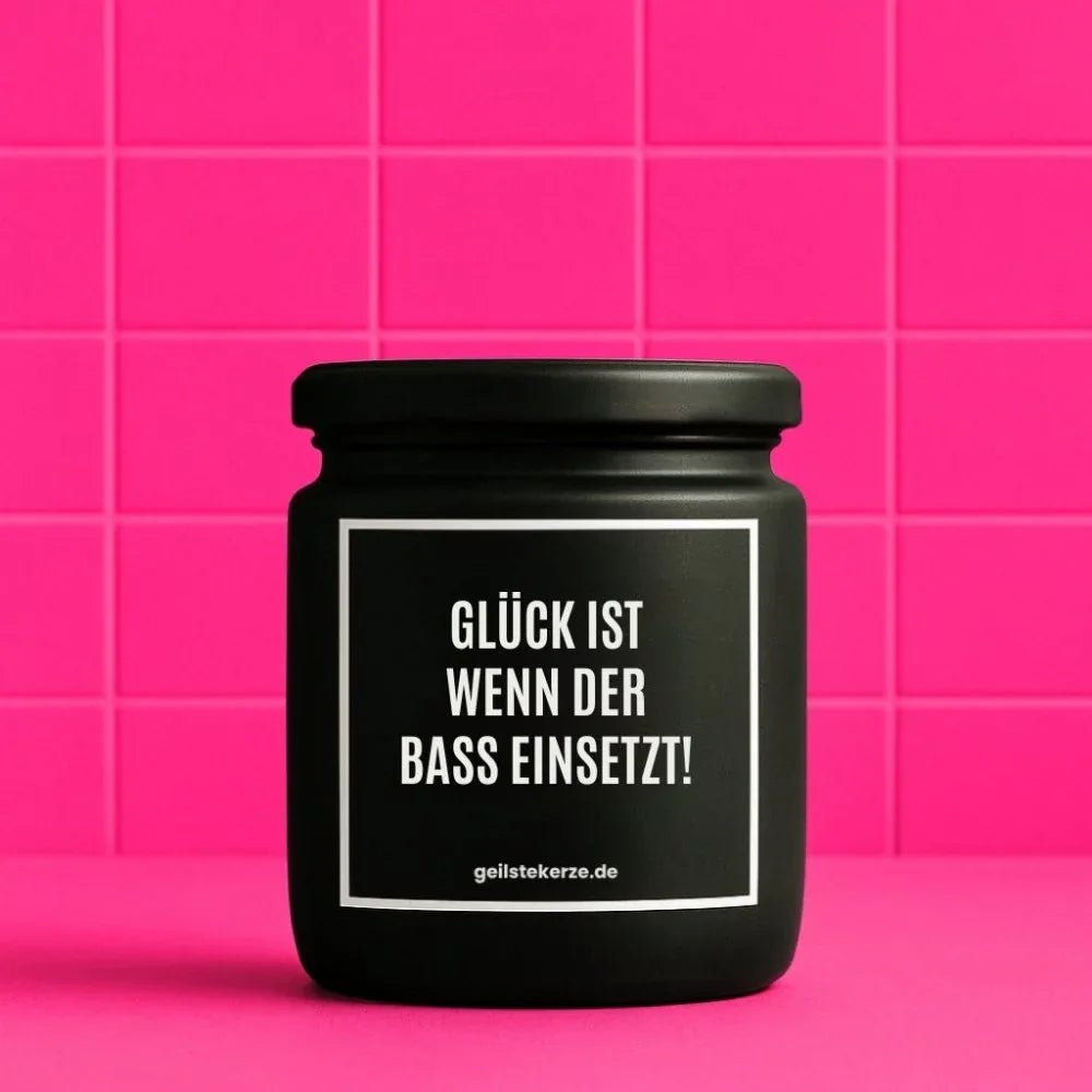 Duftkerze „GLÜCK IST WENN DER BASS EINSETZT!“ von geilstekerze – Ansicht 1