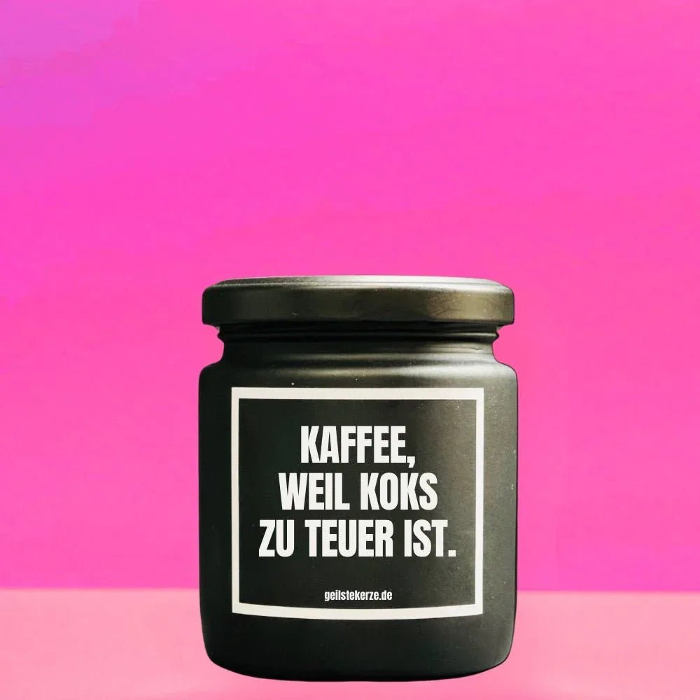 Duftkerze „KAFFEE WEIL KOKS ZU TEUER IST“ von geilstekerze – Ansicht 1