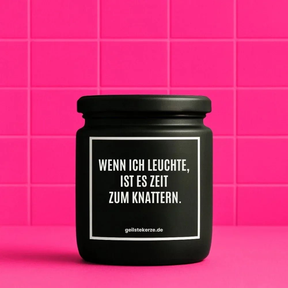 Duftkerze „WENN ICH LEUCHTE, IST ES ZEIT ZUM KNATTERN.“ von geilstekerze – Ansicht 1