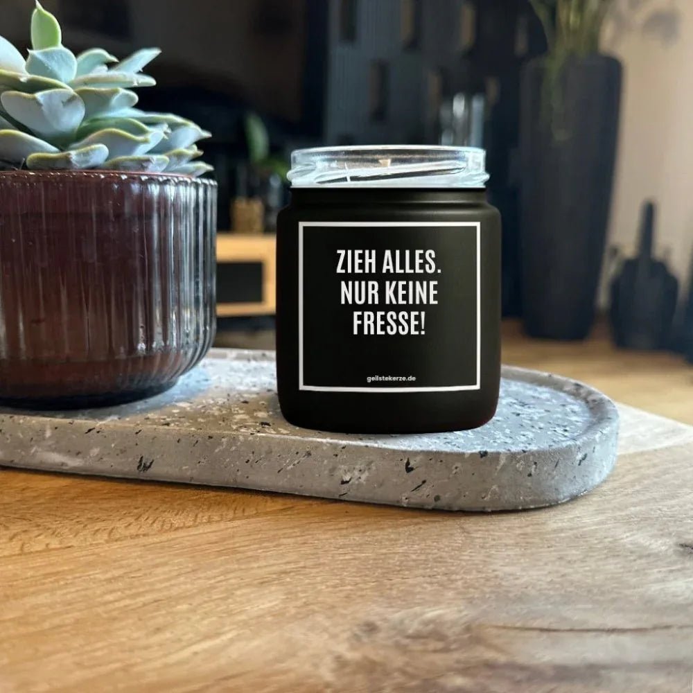 Duftkerze „ZIEH ALLES. NUR KEINE FRESSE!“ von geilstekerze – Ansicht 2