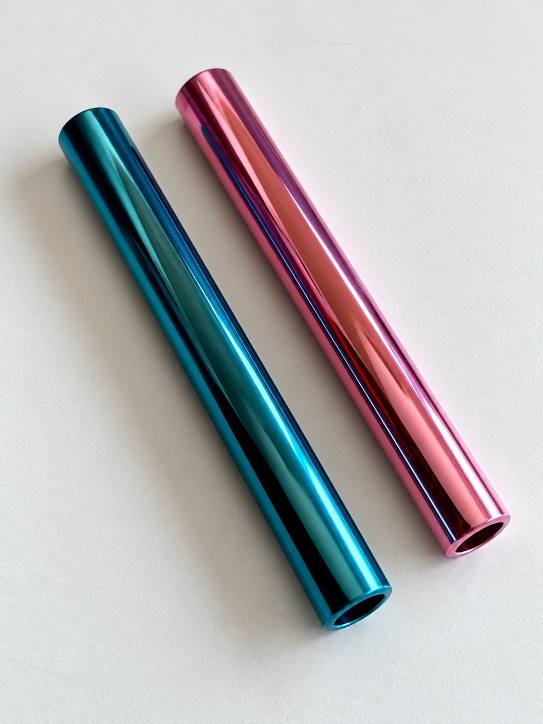Zwei farbige Aluminium Zieh-Röhrchen in Pink und Babyblau mit 70 mm Länge