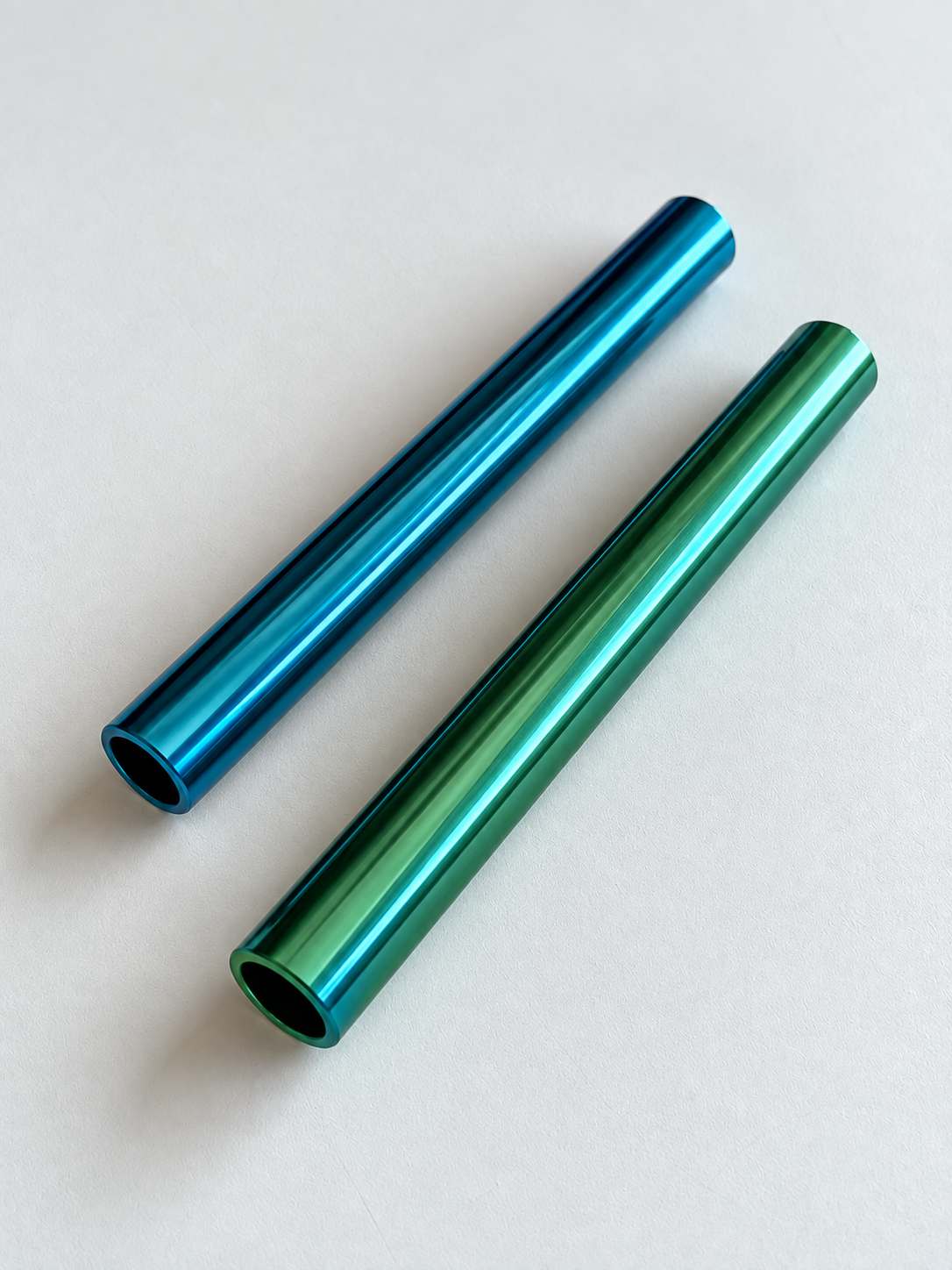 Babyblaues und türkises Zieh-Röhrchen mit glänzender Oberfläche