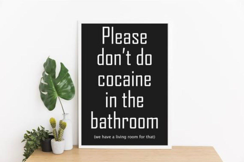 Poster/Plakat A3 „Please don‘t cocaine in the Bathroom - we have a Livingroom for that“ Fun Black and white inkl. Rahmen in weiß