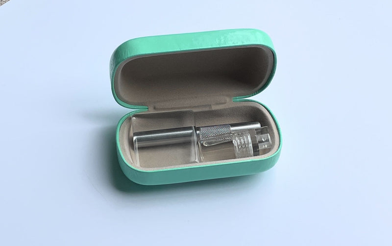 SET Turquoise/Silver Sniff Snuff Sniffer Snuff Dispenser Dispensers (tube, mini glass plate, dispenser with spoon) in hard case