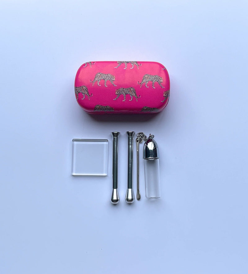SET Pink Sniff Snuff Sniffer Schnupf Spender Dispenser Dispensers (Röhrchen, Mini-Glasplatte, Spender mit Löffel) in Hard Case
