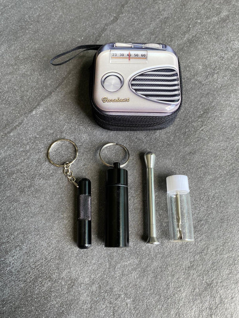 SET Retro Radio Sniff Snuff Sniffer Snuff Distributeur Distributeur (2 tubes, pilulier, distributeur avec cuillère) dans un étui rigide en aluminium