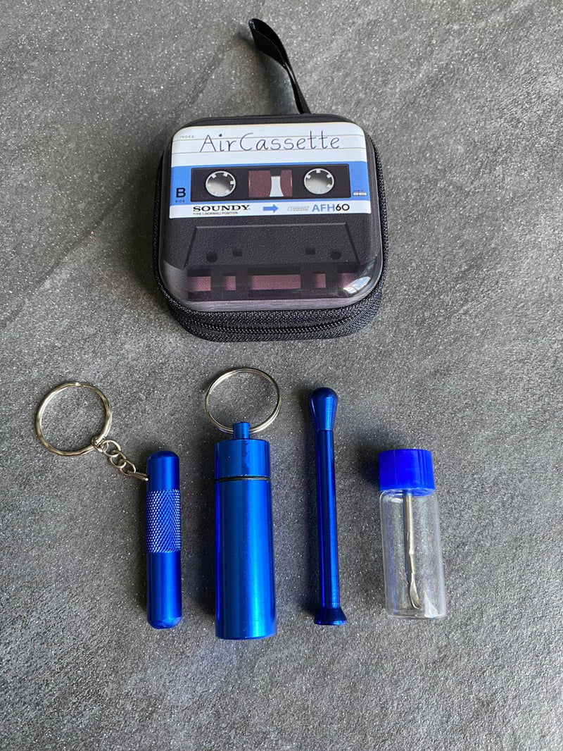 SET Retro Cassette Sniff Snuff Sniffer Schnupf Spender Dispenser (2 Röhrchen, Pillenbox, Spender mit Löffel) in Alu Hard Case