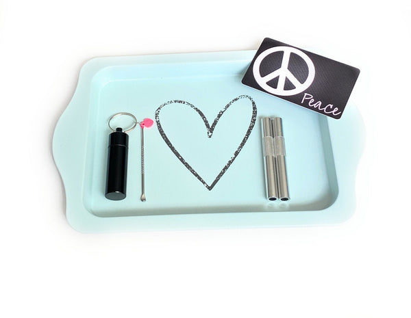 SET Love & Peace 1x planche en fer blanc avec motif cœur avec 2 tubes à dessin, 1 carte de dessin et de piratage, 1 boîte à pilules avec un bloc à dessin en paille pour cuillère