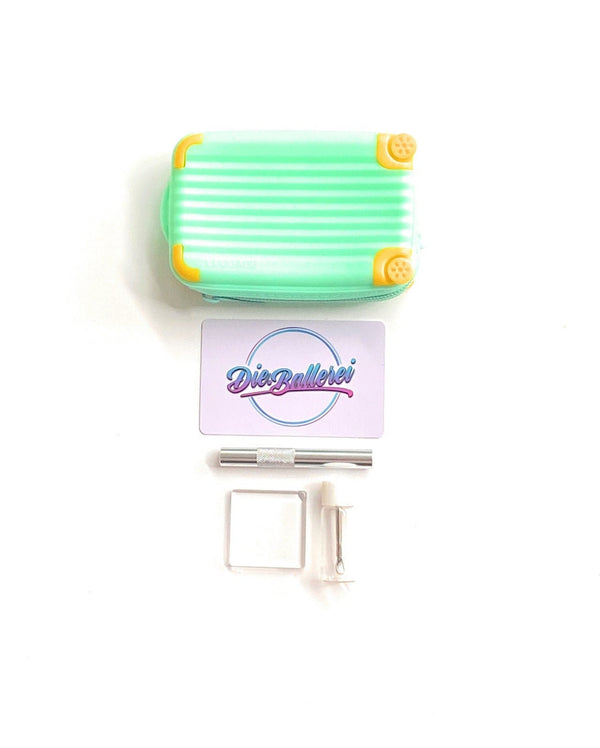 Soft Silikon Case Schnupftabak Set "Koffer" mit Karte, Spender mit Löffel, Ziehröhrchen & Mini-Glasplatte Luggage Türkis Funny Sniff Snuff