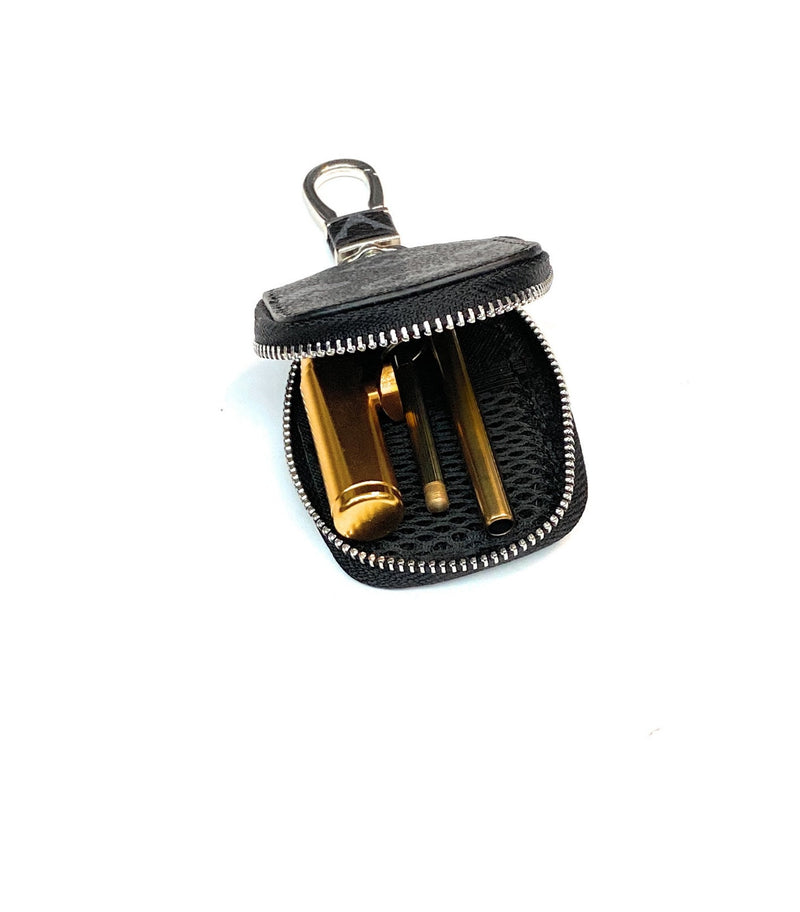Deluxe Kunstleder Mini Case Schnupftabak Set "Monogramm" mit Löffel, Alu-Dosierer & Ziehröhrchen in Gold edel mit Anhänger in schwarz