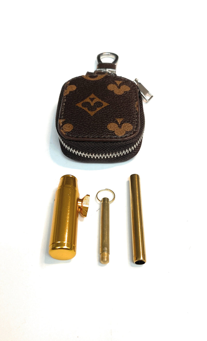 Deluxe faux leather mini case snuff set "Monogram" with spoon, aluminum dispenser & drawing tube in elegant gold with pendant in brown
