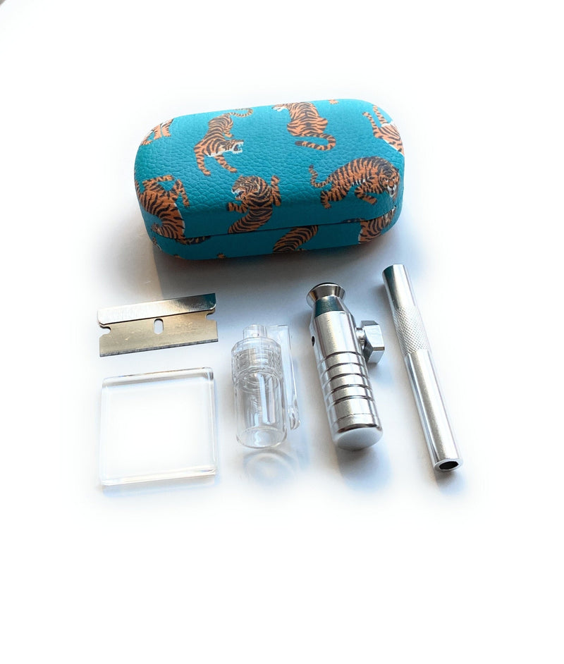 SET Blue Tiger Sniff Snuff Sniffer Schnupf Spender Dispenser (Röhrchen, Mini-Glasplatte, Spender mit Löffel, Dosierer, Klinge) in Hard Case