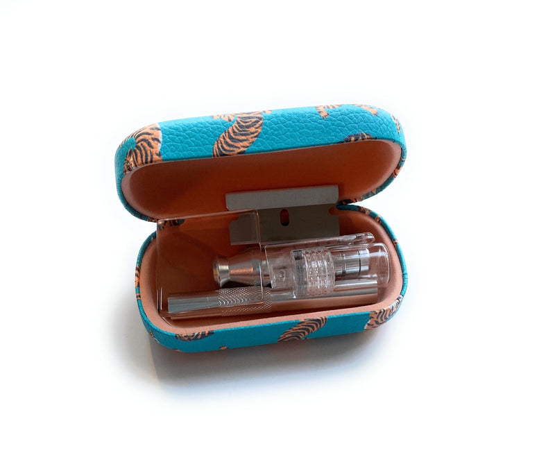 SET Blue Tiger Sniff Snuff Sniffer Schnupf Spender Dispenser (Röhrchen, Mini-Glasplatte, Spender mit Löffel, Dosierer, Klinge) in Hard Case