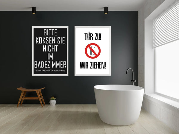 Poster/Plakat SET A3 „Tür zu! Wir ziehen!" + "Bitte Koksen Sie nicht im Badezimmer" inkl. Rahmen in schwarz oder weiß
