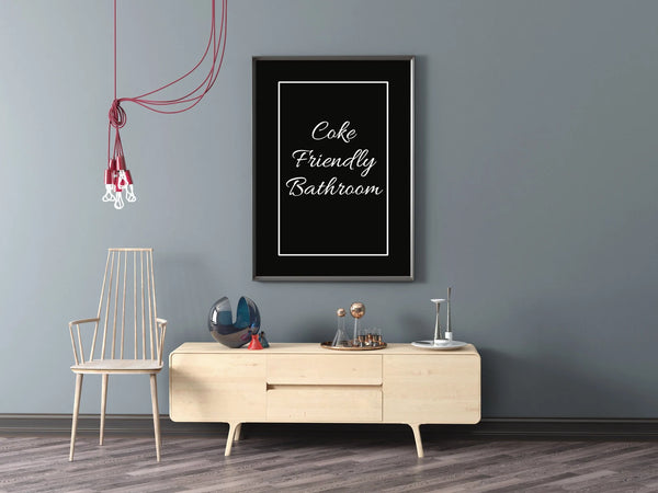 Affiche A3 "Coke Friendly Bathroom" noir/blanc avec cadre en noir ou blanc