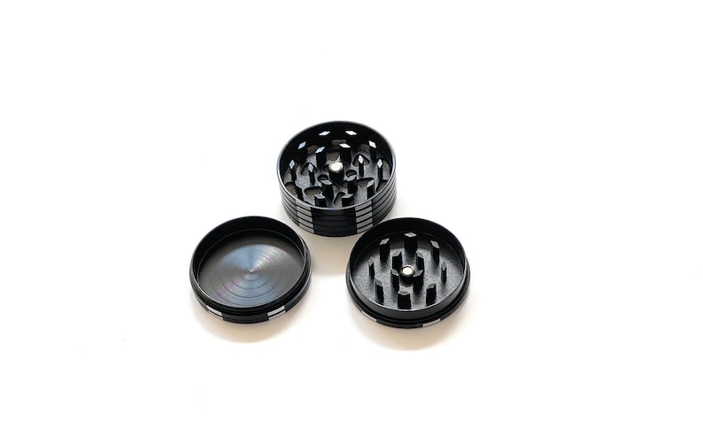 Grinder in Poker Chips Look (45mm) 3 Layers Aluminum with Magnet Smoking Grinder Cookie Funny Fun Stoner Herb