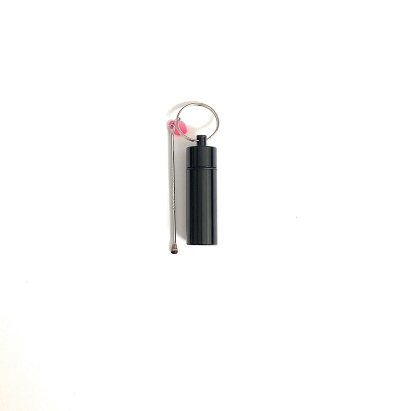 Storage Box with Spoon, Aluminum Pill Box Bottle Dispenser Dispenser Fashion Steel Bottle Removable Keychain in Black