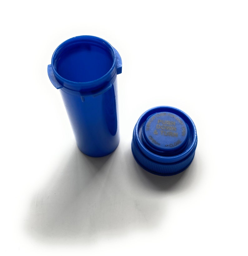 Tin for keeping fresh and storing small items/spices etc. Blue approx. 7.5 cm Push down and turn closure against odours