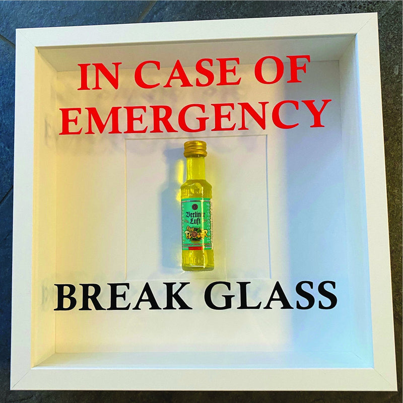 Produkte Wandbild/Bild „In Emergency - Break Glass - Berliner Luft“ in weiß Wandschmuck Fun Spass Geschenk Shot Schnaps