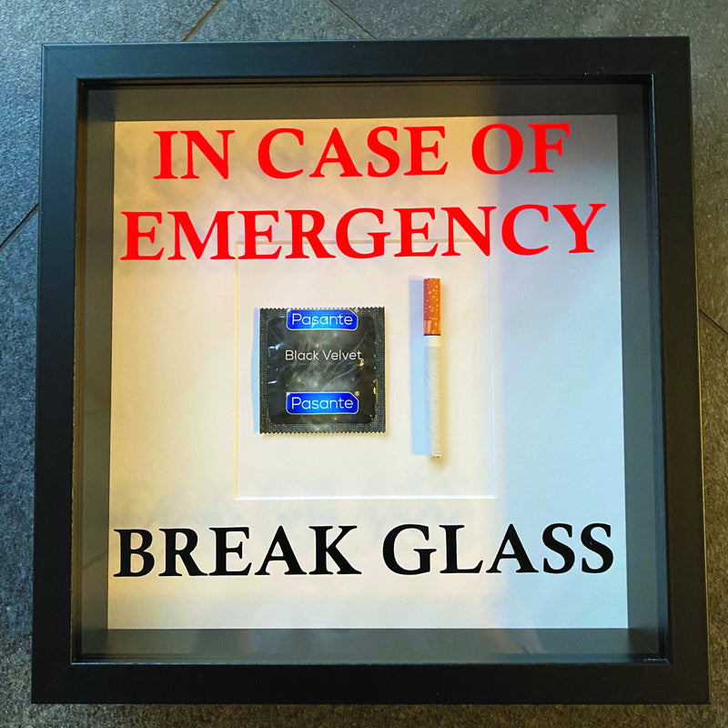 Wandbild/Bild „In Emergency Break Glass - Kondom/Zigarette“ in schwarz Wandschmuck Fun Spass Geschenk