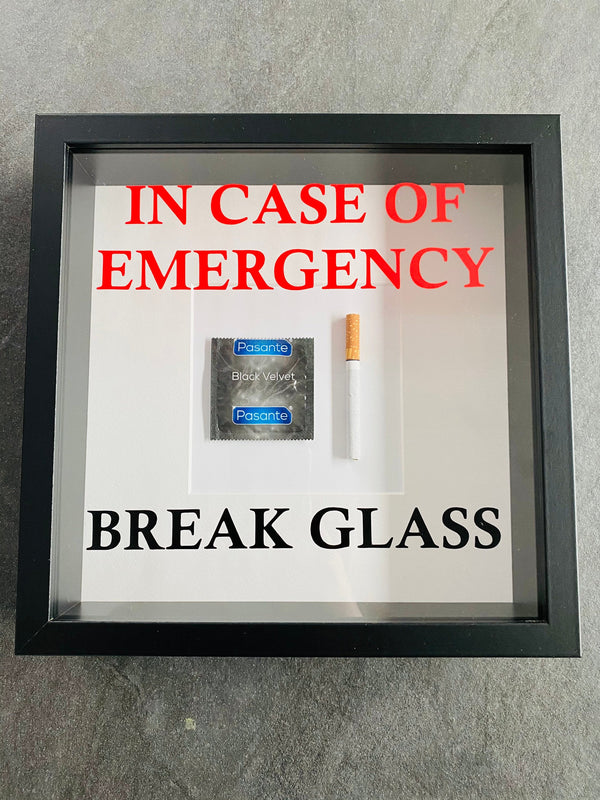Wandbild/Bild „In Emergency Break Glass - Kondom/Zigarette“ in schwarz Wandschmuck Fun Spass Geschenk