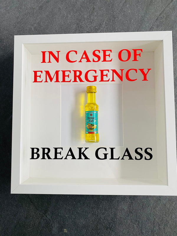 Produkte Wandbild/Bild „In Emergency - Break Glass - Berliner Luft“ in weiß Wandschmuck Fun Spass Geschenk Shot Schnaps